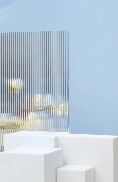 Pantalla Producto Pedestal Bloque Blanco Fondo Azul Con Moderno Vidrio — Foto de Stock