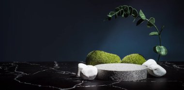 Kaya kaidesi ürünü donanma renklerinde doğa yosunlarıyla arka planda sergilenir. Zen gibi.