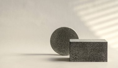 Krem rengi arka planda pencerenin güneş ışığıyla birlikte en az taş aşamasında ürün gösterimi