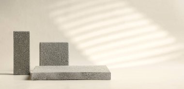 Krem rengi arka planda pencerenin güneş ışığıyla birlikte en az taş aşamasında ürün gösterimi