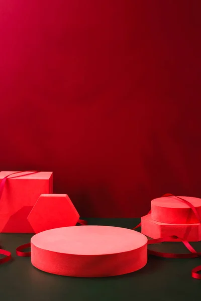 Exhibición Cinta Roja Del Producto Del Pedestal Fondo Rojo Verde — Foto de Stock