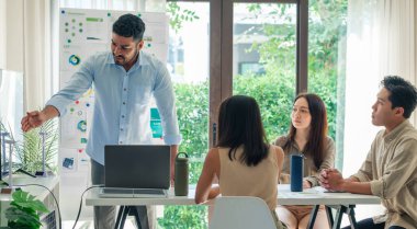ESG 'de çeşitlilik ekibi beyin fırtınası (çevre, toprak, yönetim) sürdürülebilir ofiste yenilenebilir enerji kullanır
