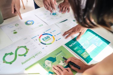 Sdgs hedefleri için sürdürülebilir yeşil bir ofiste ESG 'ye (çevre, sosyal, yönetim) odaklanmış çeşitlilik ekibi beyin fırtınası