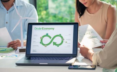ESG (ortam, sosyal, yönetim) dizüstü bilgisayar ekranında karbonsuz çizelge tahtasında