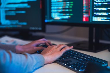 el geliştiricisi gece ofiste çalışan kodlama yazılım verilerini devrettiName