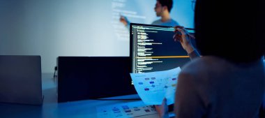 Devops ekibiyle kodlama yazılım verileri hakkında Hintli adam geliştirici sunumu
