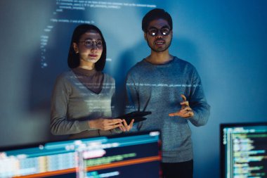 Devops ekibiyle kodlama yazılım verileri hakkında iki Asyalı ve Hintli geliştirici sunumu