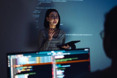 Devops ekibiyle kodlama yazılımı hakkında Asyalı kadın geliştirici sunumu