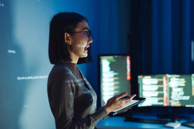 Devops ekibiyle kodlama yazılımı hakkında Asyalı kadın geliştirici sunumu