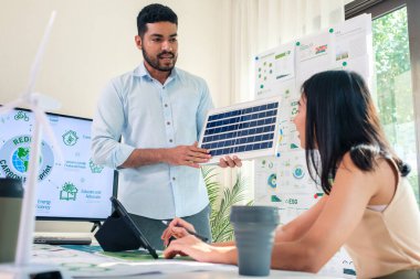 Çeşitlilik ekibi, yeni tasarım güneş pili paneli yenilenebilir enerji yeniliğini ofiste sunar 