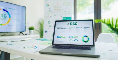 ESG (çevre, sosyal, yönetim), dizüstü bilgisayar ekranında karbonsuz tablo ile birlikte geri dönüşüm işareti