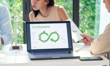 ESG (çevre, sosyal, yönetim), dizüstü bilgisayar ekranında karbonsuz tablo ile birlikte geri dönüşüm işareti