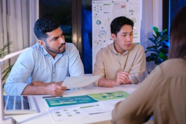 Gece sürdürülebilir yeşil ofiste EG ve Çevre dostu sistem planlaması hakkında çeşitlilik ekibi tartışması