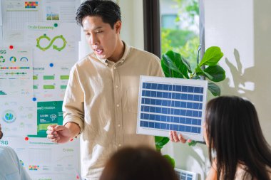 Çeşitlilik ekibi, yeni tasarım güneş pili paneli yenilenebilir enerji yeniliğini ofiste sunar 