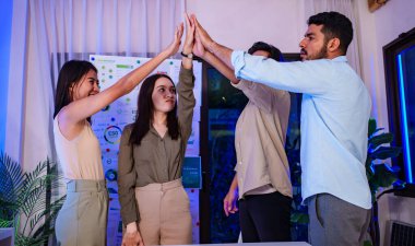 Çeşitlilik takımı kutlamaları ve sürdürülebilirlik hedeflerinin beşliği, yeşil çevre ofislerinde gece başarısıdır.