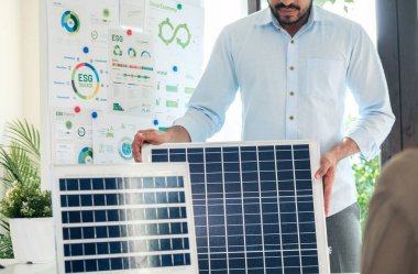 Çeşitlilik ekibi, yeni tasarım güneş pili paneli yenilenebilir enerji yeniliğini ofiste sunar 