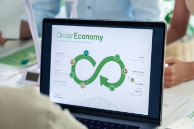 ESG (çevre, sosyal, yönetim), dizüstü bilgisayar ekranında karbonsuz tablo ile birlikte geri dönüşüm işareti