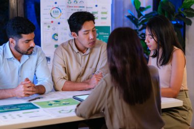 Gece sürdürülebilir yeşil ofiste EG ve Çevre dostu sistem planlaması hakkında çeşitlilik ekibi tartışması