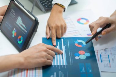 Finansal tartışma fintech planlama el takımı, dijital finansal verileri analiz ve strateji gece modern bir ofiste