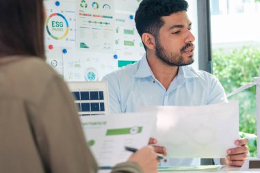 Sürdürülebilir yeşil bir ofisteki Sdgs hedefleri üzerinde ESG (çevre, sosyal, yönetim) üzerine yoğunlaşmış çeşitlilik ekibi beyin fırtınası tartışması