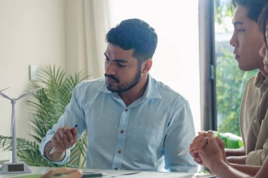 Sürdürülebilir yeşil bir ofisteki Sdgs hedefleri üzerinde ESG (çevre, sosyal, yönetim) üzerine yoğunlaşmış çeşitlilik ekibi beyin fırtınası tartışması