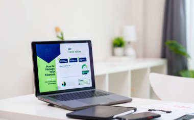 Gelecekteki hedefler için verileri ve verileri olan finansal bir konsolu gösteren bir dizüstü bilgisayar.