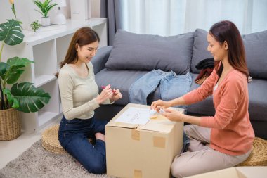 Bir grup arkadaş, kıyafetlerini bir bağış kutusuna yerleştiriyor ve paketliyor. Toplum desteği ve hayır kurumlarına bağış yapıyor.