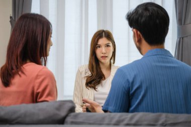 Ofiste terapistle Asyalı çift terapisi.