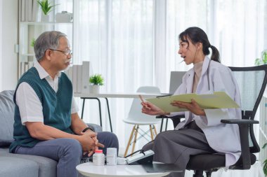 Klinikteki ya da hastanedeki yaşlı hastayla görüşürken Doktor Tıbbi Dosyayı İnceleme