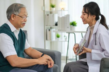 Sağlıklı Yeme ve Gıda Piramidini Beslenme Danışmanlığı sırasında Kıdemli Hastaya Açıklayan Doktor