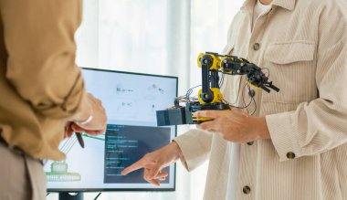  Asyalı yenilikçi programcı ve kodlama geliştirme araştırma ekibi çalışmasına sahip robot teknolojisi mühendisliği