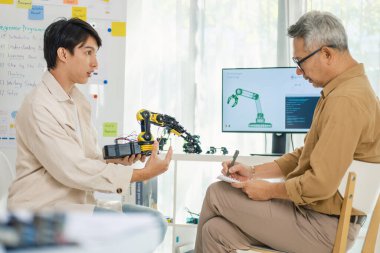  Asyalı yenilikçi programcı ve kodlama geliştirme araştırma ekibi çalışmasına sahip robot teknolojisi mühendisliği