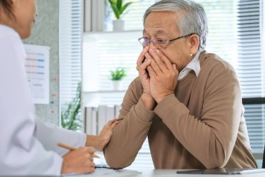 Doktor, hastanedeki kıdemli hastaya duygusal destek vererek kötü haber teşhisi koydu.