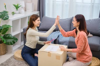 Bir grup arkadaş, kıyafetlerini bir bağış kutusuna yerleştiriyor ve paketliyor. Toplum desteği ve hayır kurumlarına bağış yapıyor.