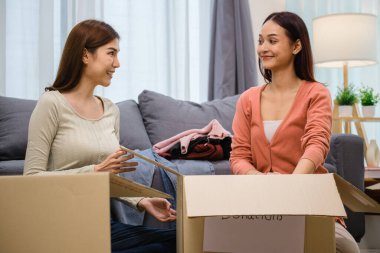 Bir grup arkadaş, kıyafetlerini bir bağış kutusuna yerleştiriyor ve paketliyor. Toplum desteği ve hayır kurumlarına bağış yapıyor.