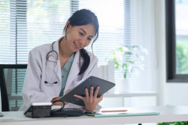 Hastane randevusu ve sağlık tartışması sırasında belirtileri ve tedaviyi açıklayan doktor