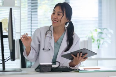 Hastane randevusu ve sağlık tartışması sırasında belirtileri ve tedaviyi açıklayan doktor