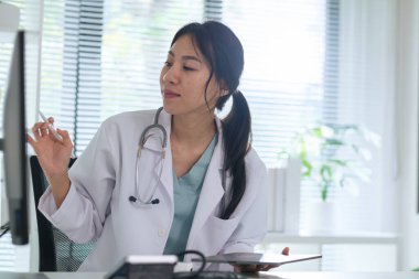 Hastane randevusu ve sağlık tartışması sırasında belirtileri ve tedaviyi açıklayan doktor