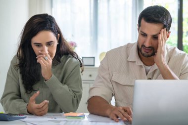Gecikmiş faturalar ve düşük gelirle boğuşan çift, ekonomik stres ve enflasyonla ilgili mali krizle karşı karşıya