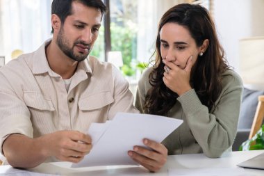 Gecikmiş faturalar ve düşük gelirle boğuşan çift, ekonomik stres ve enflasyonla ilgili mali krizle karşı karşıya