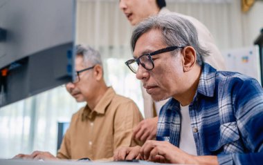 Asyalı Eğitmen Yazılım Programlama ve Eğitim İşbirliğinde Kıdemli Öğretmenlik Yapıyor