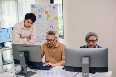 Asyalı Eğitmen Yazılım Programlama ve Eğitim İşbirliğinde Kıdemli Öğretmenlik Yapıyor