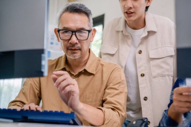 Asya kıdemli acemi birliği yazılım eğitimi ve beyaz tahta işbirliği ile programlama istiyor ve öğreniyor