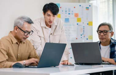 Asyalı Eğitmen Yazılım Programlama ve Eğitim İşbirliğinde Kıdemli Öğretmenlik Yapıyor