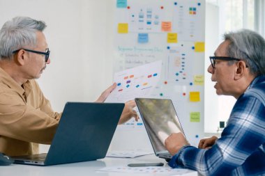 Bir bilgisayar programlama kampına katılan son sınıf öğrencisi erkek, becerilerini ve kodlama öğrenme becerilerini geliştiriyor ve Gail beyin fırtınası ve kodlama projesinde işbirliği yapıyor. 