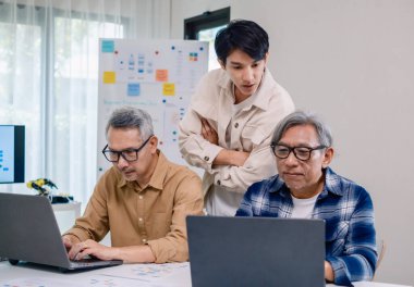 Asyalı Eğitmen Yazılım Programlama ve Eğitim İşbirliğinde Kıdemli Öğretmenlik Yapıyor