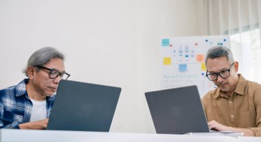 Bir bilgisayar programlama kampına katılan son sınıf öğrencisi erkek, becerilerini ve kodlama öğrenme becerilerini geliştiriyor ve Gail beyin fırtınası ve kodlama projesinde işbirliği yapıyor. 