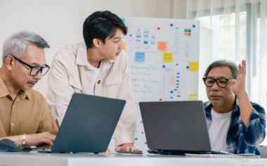 Asya kıdemli acemi birliği yazılım eğitimi ve beyaz tahta işbirliği ile programlama istiyor ve öğreniyor