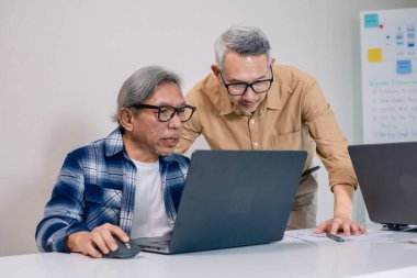 Bir bilgisayar programlama kampına katılan son sınıf öğrencisi erkek, becerilerini ve kodlama öğrenme becerilerini geliştiriyor ve Gail beyin fırtınası ve kodlama projesinde işbirliği yapıyor. 