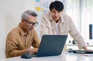 Asyalı Eğitmen Yazılım Programlama ve Eğitim İşbirliğinde Kıdemli Öğretmenlik Yapıyor